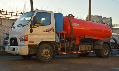 Откачка туалетов, септиков и емкостей (только жидкие отходы, шланг 30 метров).